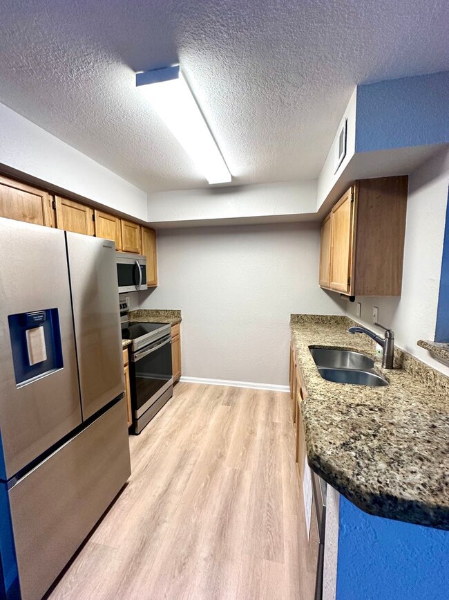 Building Photo - Newly Renovated 2 Bed / 2 Bath Condo in In...