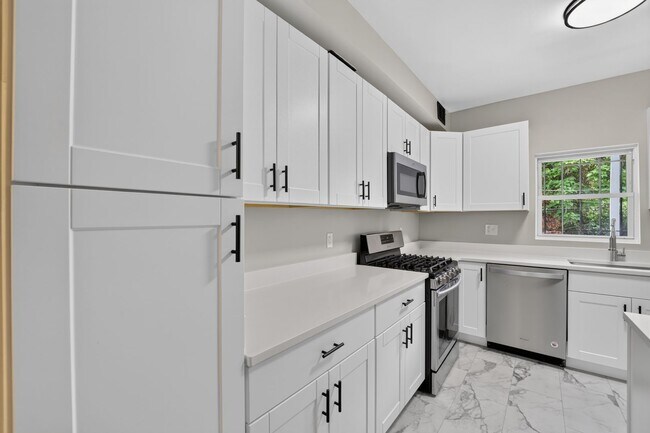 Building Photo - Gorgeous 6br/3.5a with Deck/Patio/Common Space Steps to Columbia Heights!