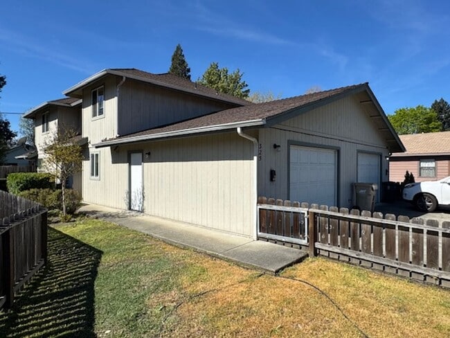 Foto del edificio - 323-325 SE K