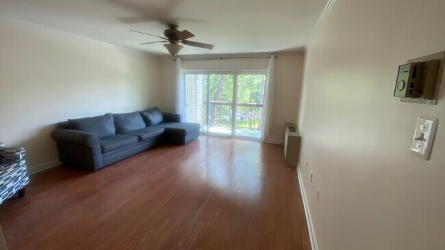 Building Photo - 7420 Lakeview Dr