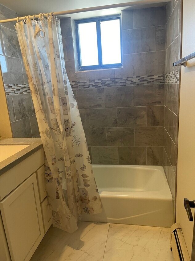 Foto del edificio - 15744 Lake Dr