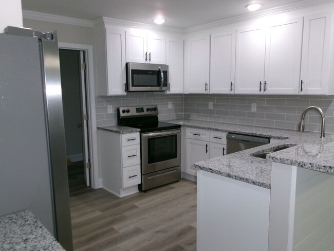 Building Photo - Classic ranch style home with basement for...