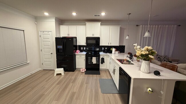 Foto del edificio - 3840 Pressley Ln