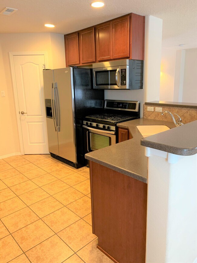 Foto del edificio - 10909 Fort Point Ln NE