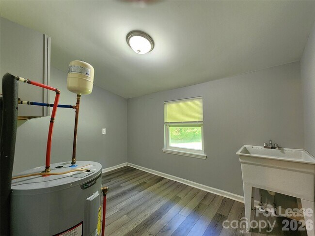 Building Photo - 4633 Club View Dr