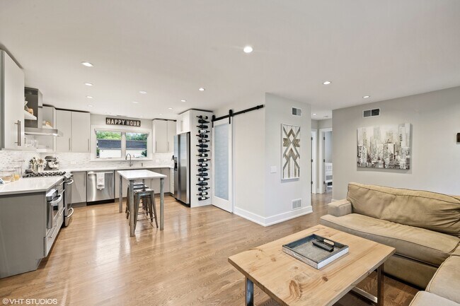 Building Photo - 615 N La Londe Ave