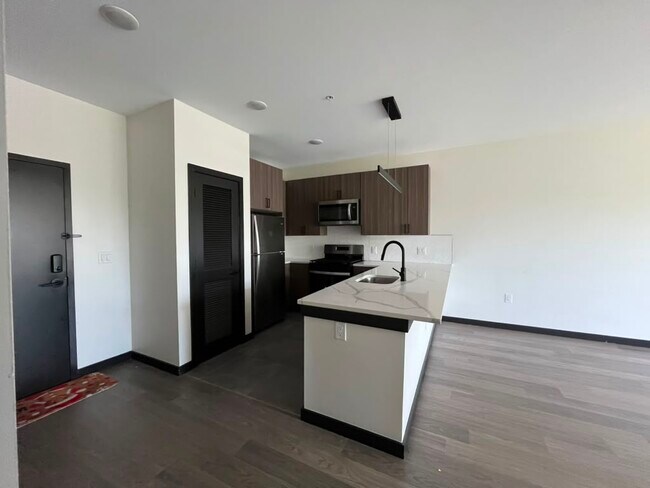 Foto del edificio - 129 Mallory Ave