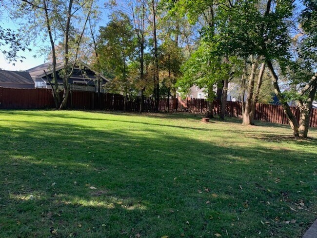 Foto del edificio - 2 Bedroom 1 Bathroom Single Family on Doub...