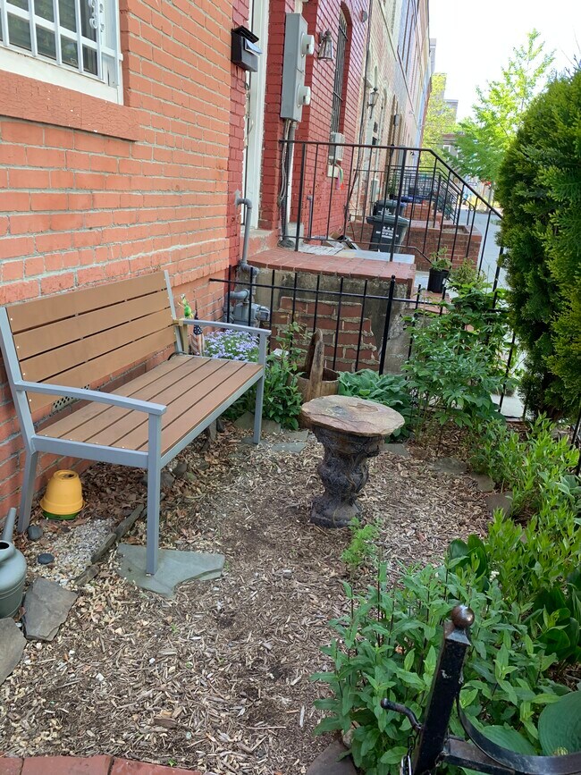 Sitting area with garden - 1244 Carrollsburg Pl SW Townhome