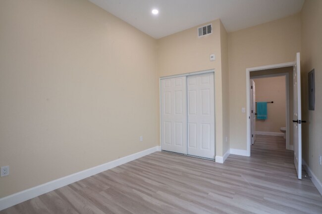 Foto del edificio - 2291 Dunlop St