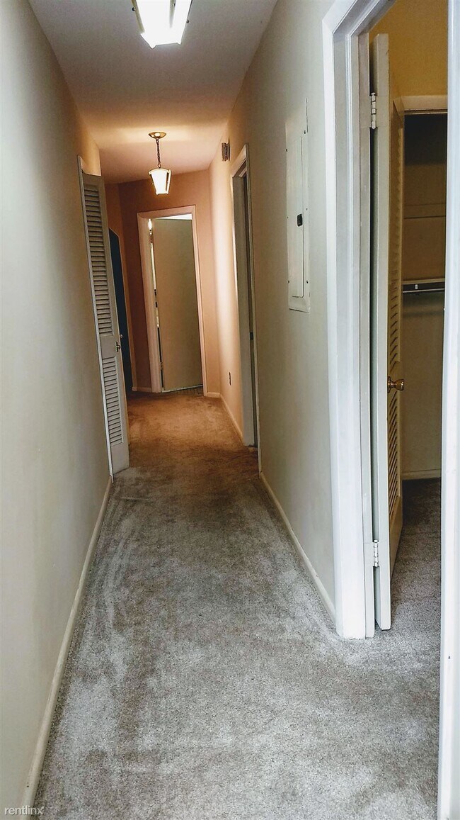 Building Photo - 2 br, 1 bath Triplex - 508 2nd St SE 1