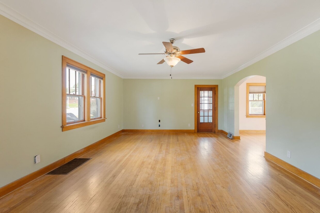 Charming 4 Bed, 2 Bath Home Steps from Elmwood Park - Charming 4 Bed, 2 Bath Home Steps from Elmwood Park