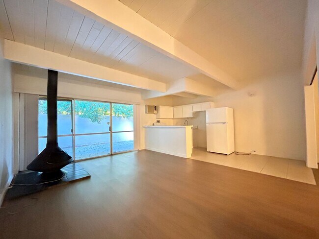 Foto del edificio - AVAILABLE NOW! 1 Bedroom 1 Bathroom Apartment in Palm Springs!!