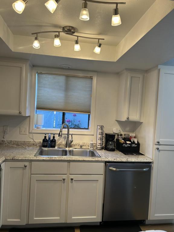 Foto del edificio - 2215 Poplar Dr