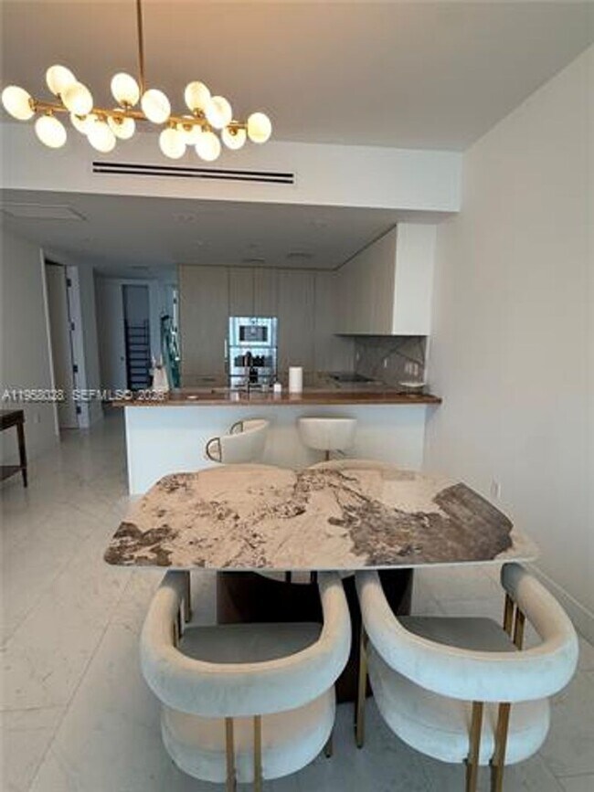 Foto del edificio - 15701 Collins Ave