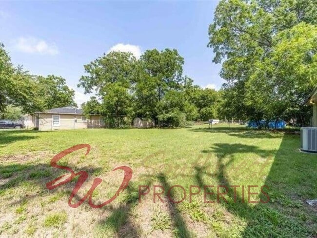 Building Photo - Spacious 3 Bed / 2 Bath with Huge Backyard