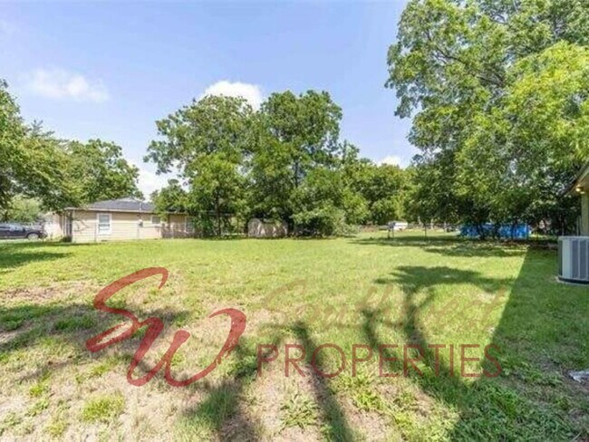 Foto del edificio - Spacious 3 Bed / 2 Bath with Huge Backyard