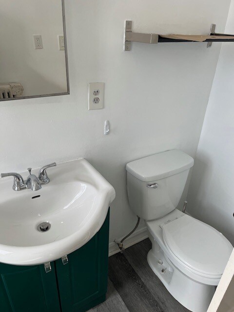 Photo du bâtiment - 2178 Queen St E