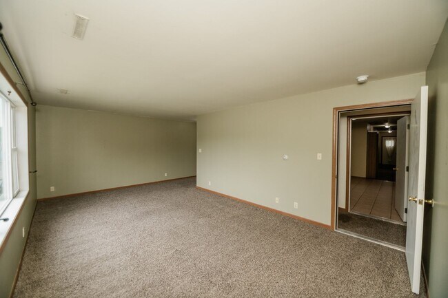 Building Photo - 2 bedroom / 2 bathroom Townhouse for rent ...