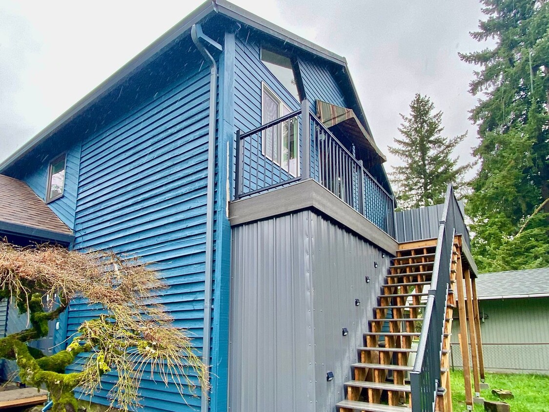 Primary Photo - PRIVATE, SPACIOUS GLADSTONE STUNNER!! ALL UTILITIES INCLUDED!!