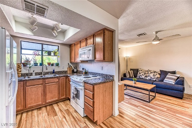 Building Photo - 7200 W Pirates Cove Rd