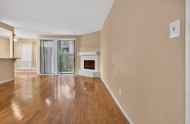 Foto del edificio - 8241 Sands Point Dr