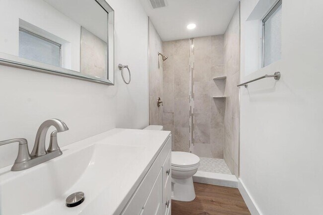 Foto del edificio - 4317 Birdwood St