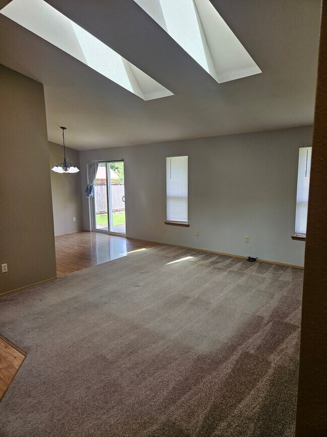 Building Photo - 609 N Granite Ave