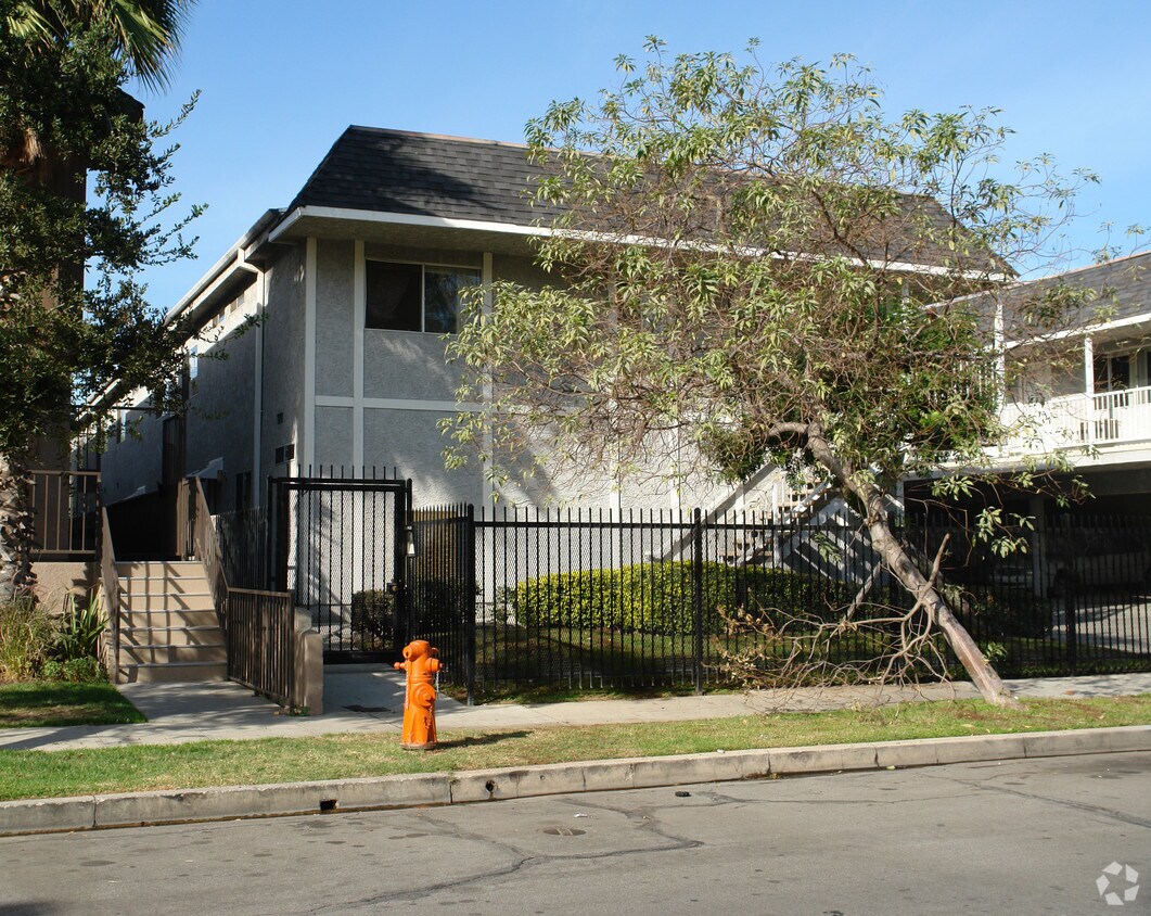 no side access. - 2311-2315 N Fairview St