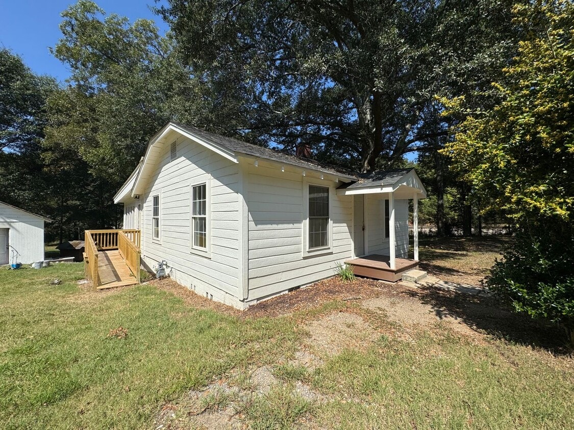 Foto principal - Renovated 3/1 House in North Rome- $1,095