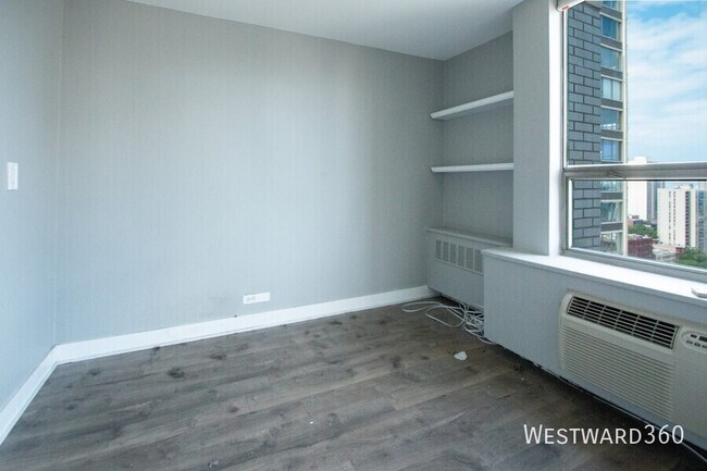 Foto del edificio - 1355 N Sandburg Terrace