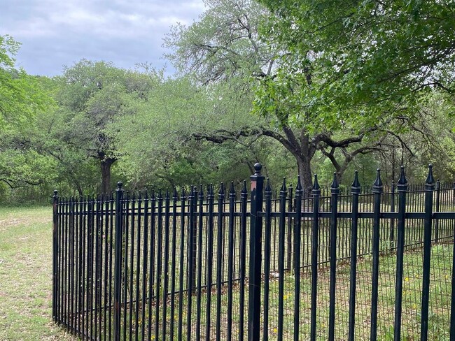 Foto del edificio - 6307 5 Acre Wood St