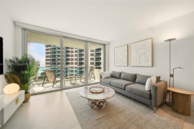 Foto del edificio - 5151 Collins Ave