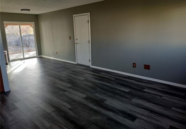 Building Photo - Updated 3-Bed, 1-Bath Rancher – Near Peter...