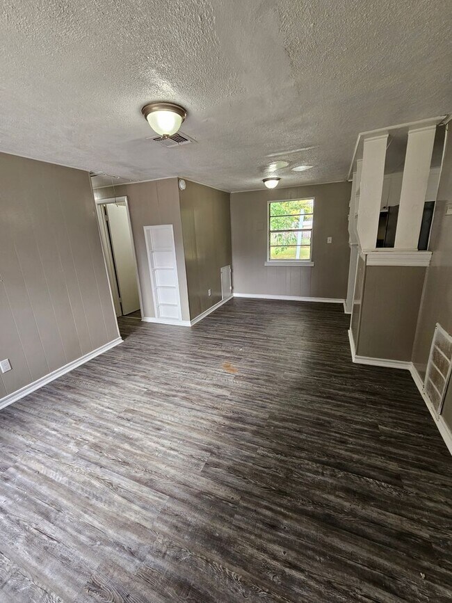 Foto del edificio - Spacious 3 Bedroom House