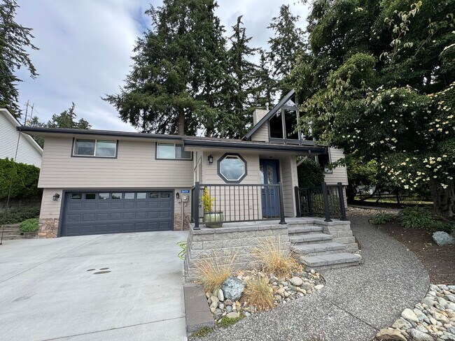 Building Photo - County Club Estates Home - 2 Bedroom 2.5 Bathroom