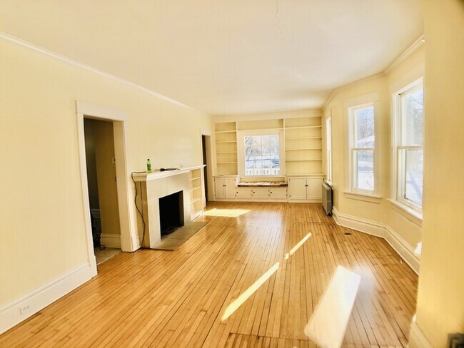 Building Photo - Available now 2 bed 1.5 bath home in Excelsior! Minnetonka Schools