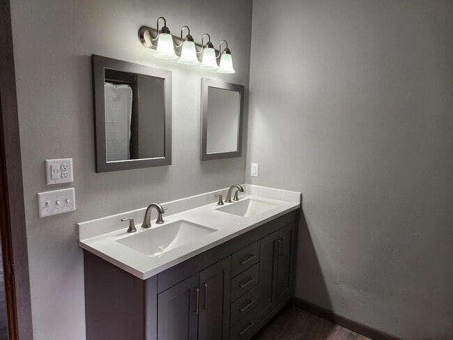 Building Photo - 509 S Oxford Ave