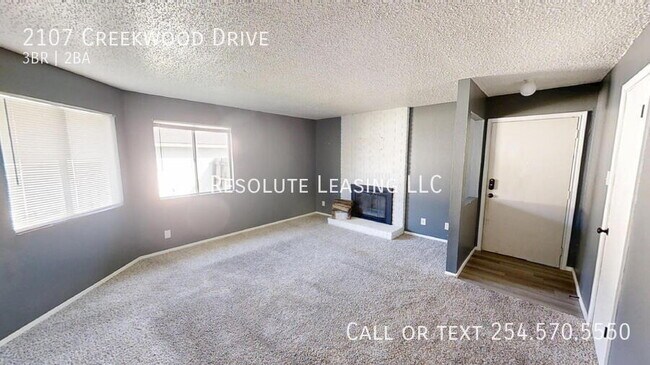 Foto del edificio - 2107 Creekwood Dr