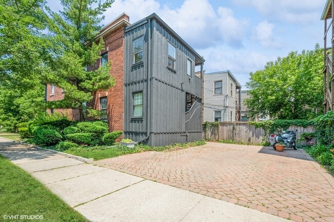 Building Photo - 621 Hinman Ave