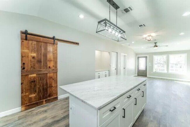 Foto del edificio - 710 N Rusk St