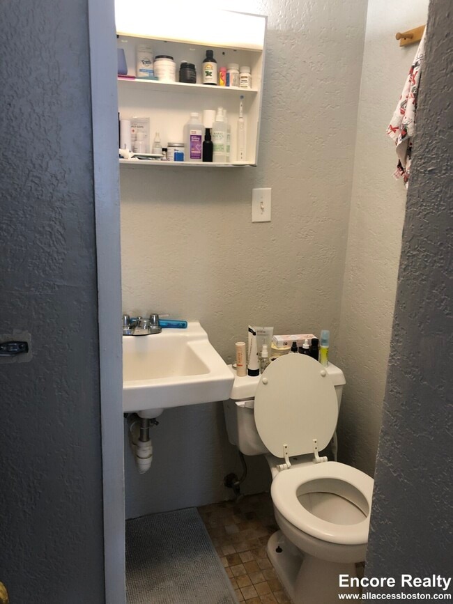 Building Photo - 40 Anderson St