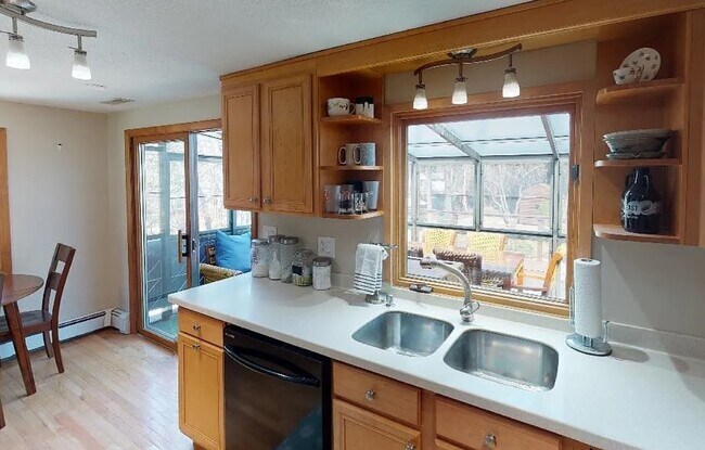 Foto del edificio - Prime Derry Location: Classic 3Bed, 3Bath Home