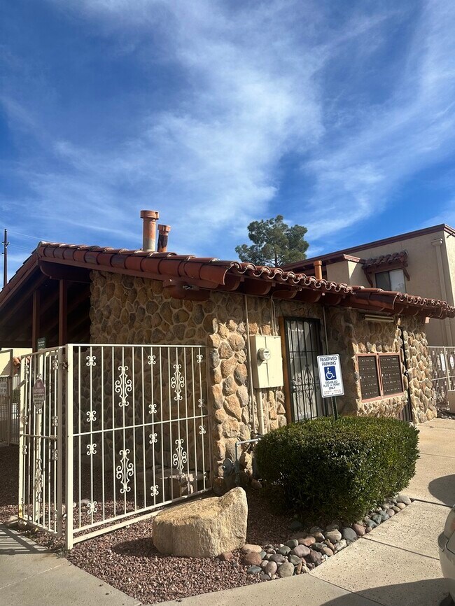 Foto del edificio - 3357 N Country Club Rd