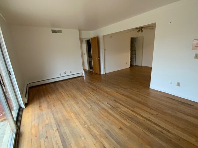 Building Photo - 1201 Island Dr