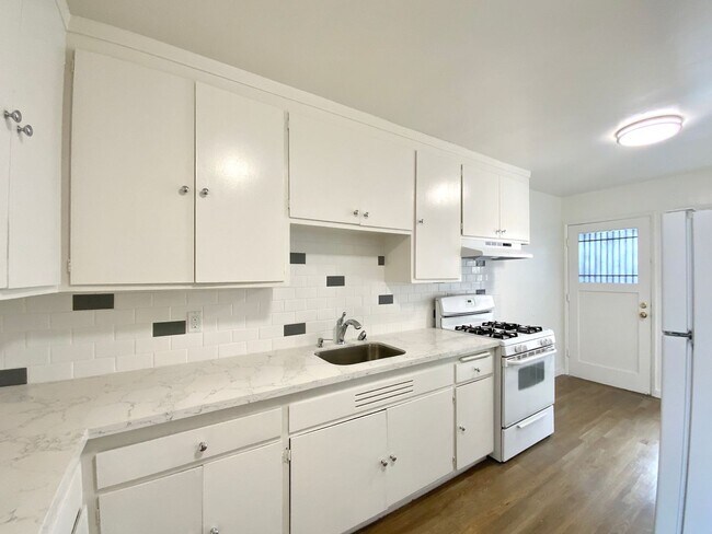 Foto del edificio - RENOVATED Unit, w/ HARDWOOD Floors! Spacio...
