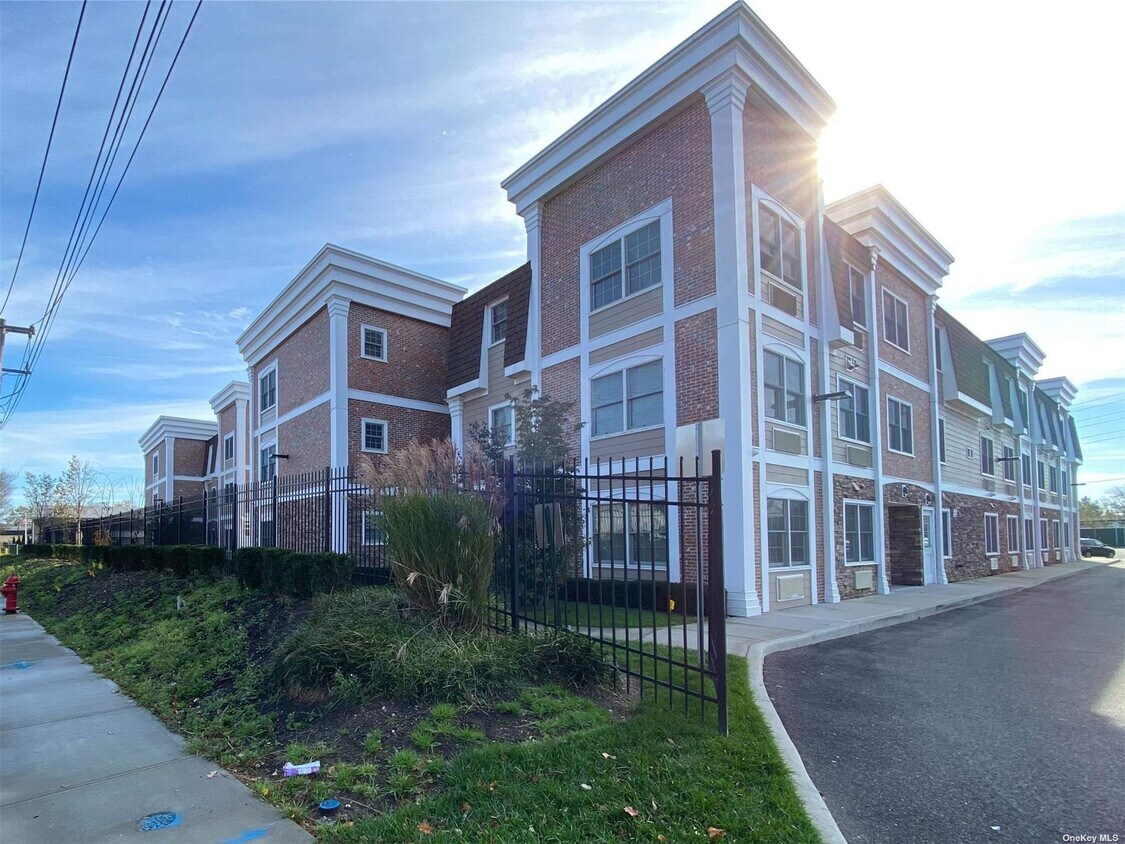 Primary Photo - 190 Fulton St