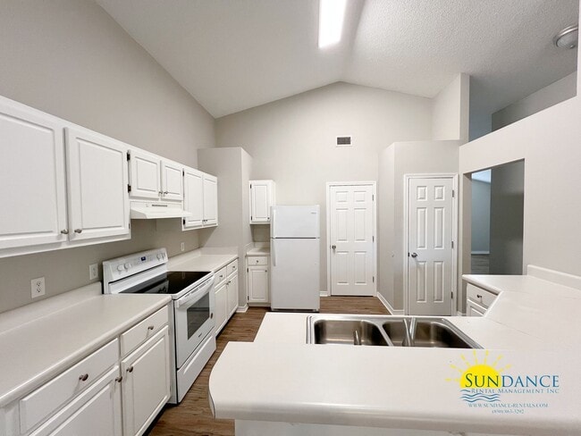 Building Photo - Stunning 3-Bedroom Home in Desirable Neigh...