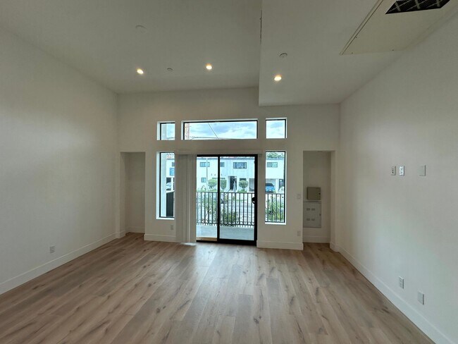 Building Photo - Beautiful Modern Luxury 4 Story Townhome -...