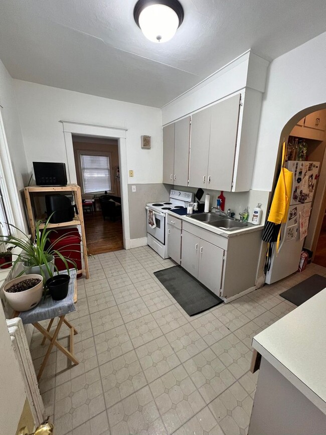 Building Photo - 420 W Arrowhead Rd